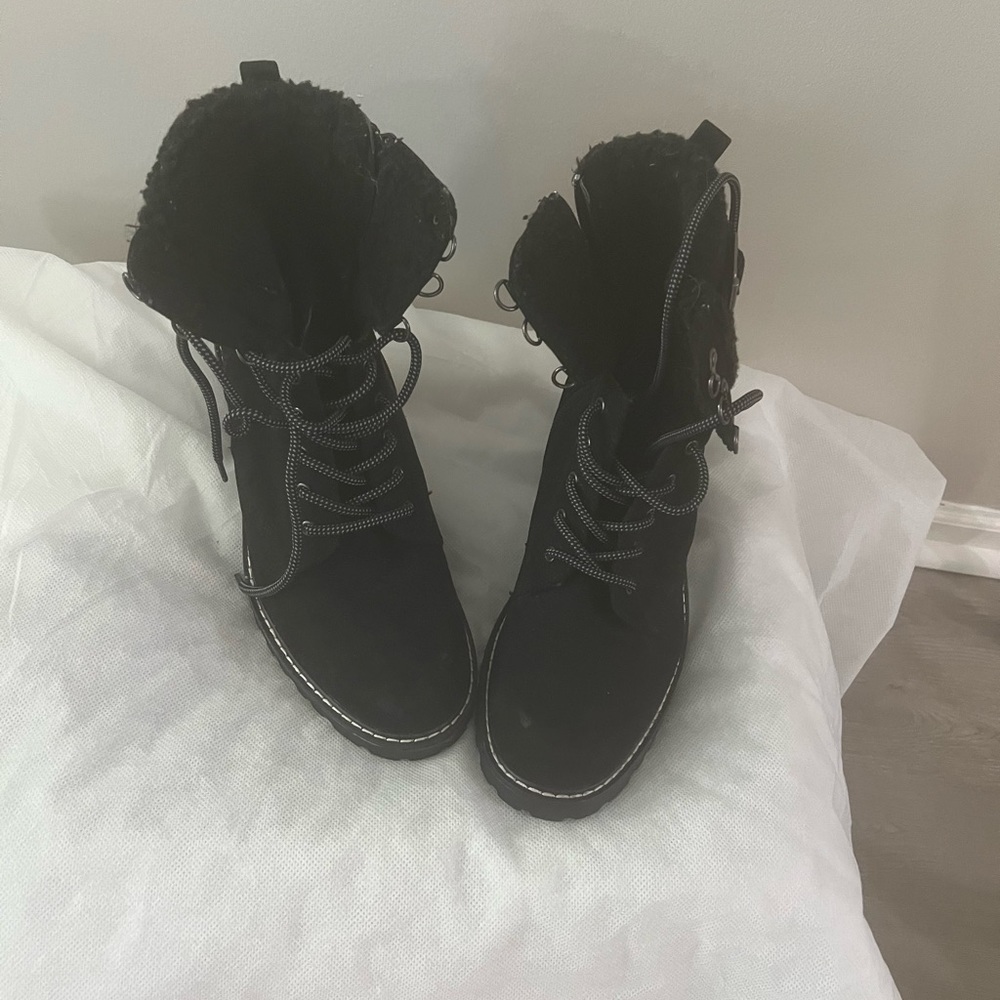 Black ankle boots with faux fur zipper.